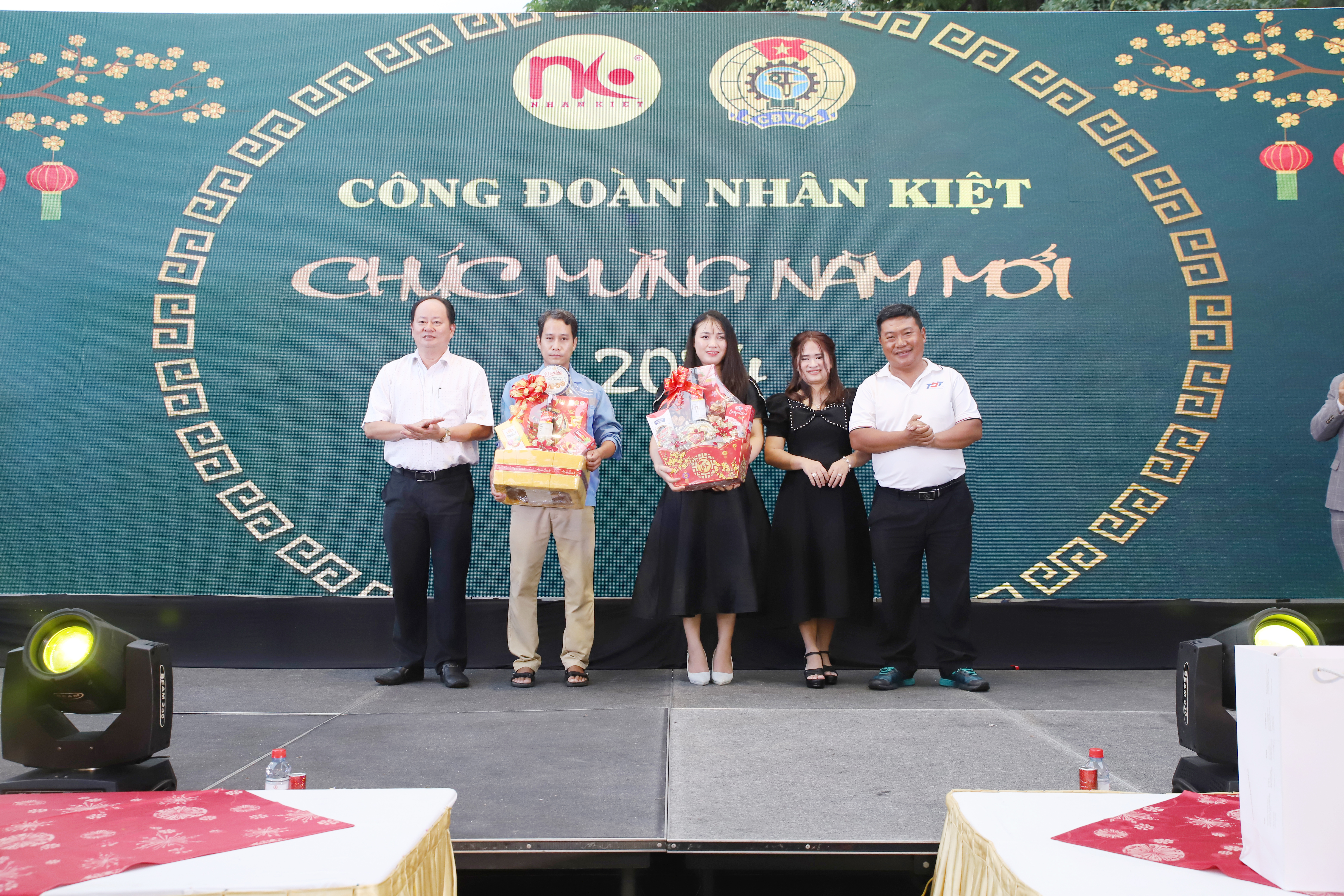 CÔNG ĐOÀN CƠ SỞ CÔNG TY NHÂN KIỆT TẶNG QUÀ CHO ĐOÀN VIÊN KHÓ KHĂN NHÂN DỊP TẾT GIÁP THÌN 2024