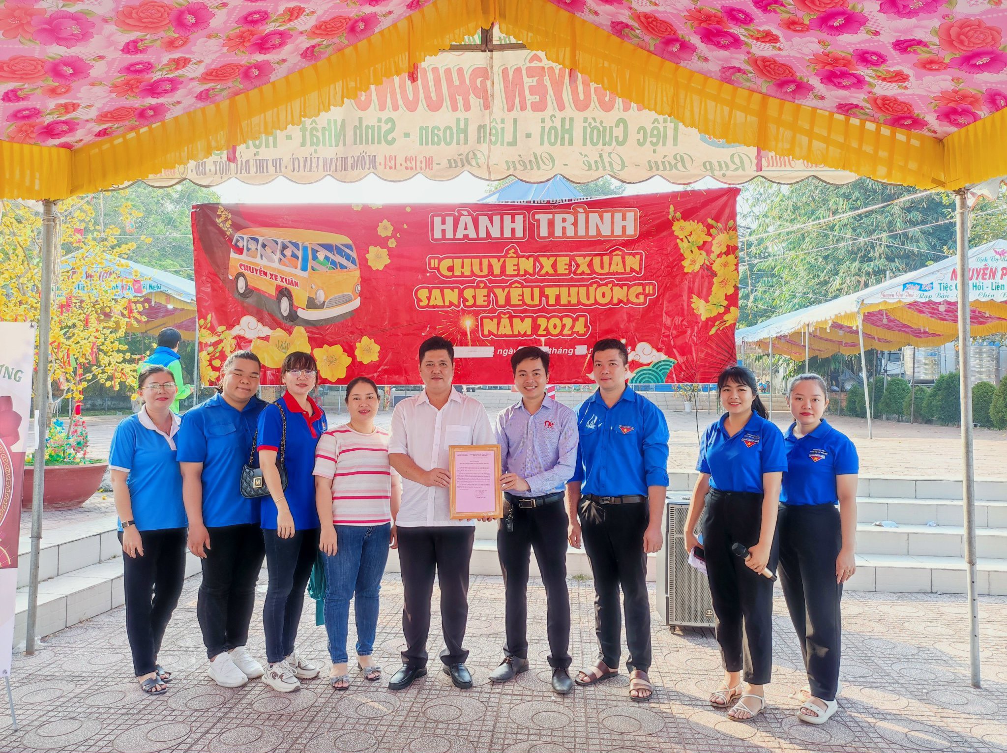 CÔNG TY NHÂN KIỆT TRAO TẶNG BÁNH CHƯNG VÀ QUÀ TẾT CHO BÀ CON TRÊN ĐỊA BÀN PHƯỜNG CHÁNH MỸ