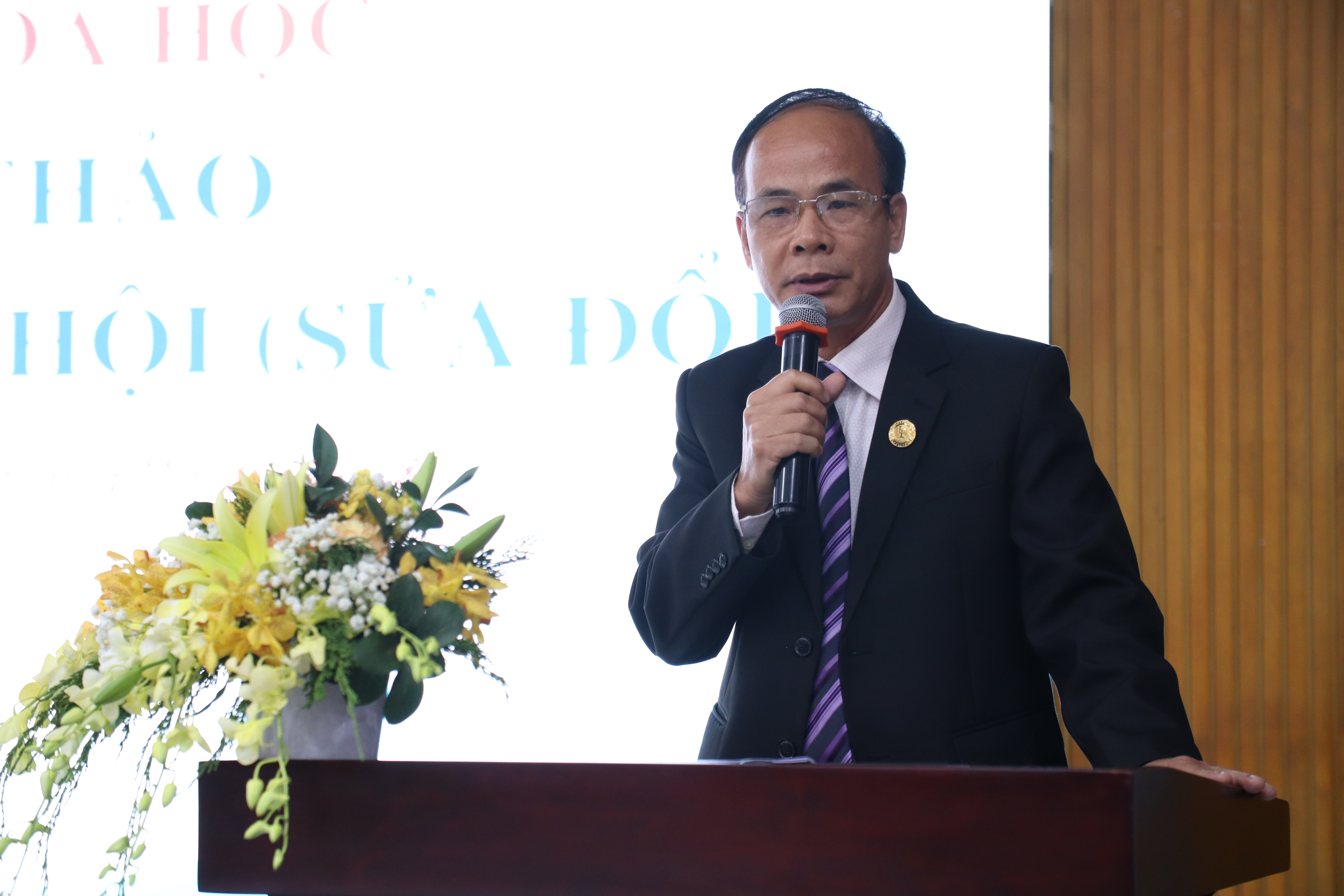 PGS.TS. Vũ Văn Nhiêm - Bí thư đảng ủy, Chủ tịch Hội đồng trường phát biểu khai mạc Hội thảo