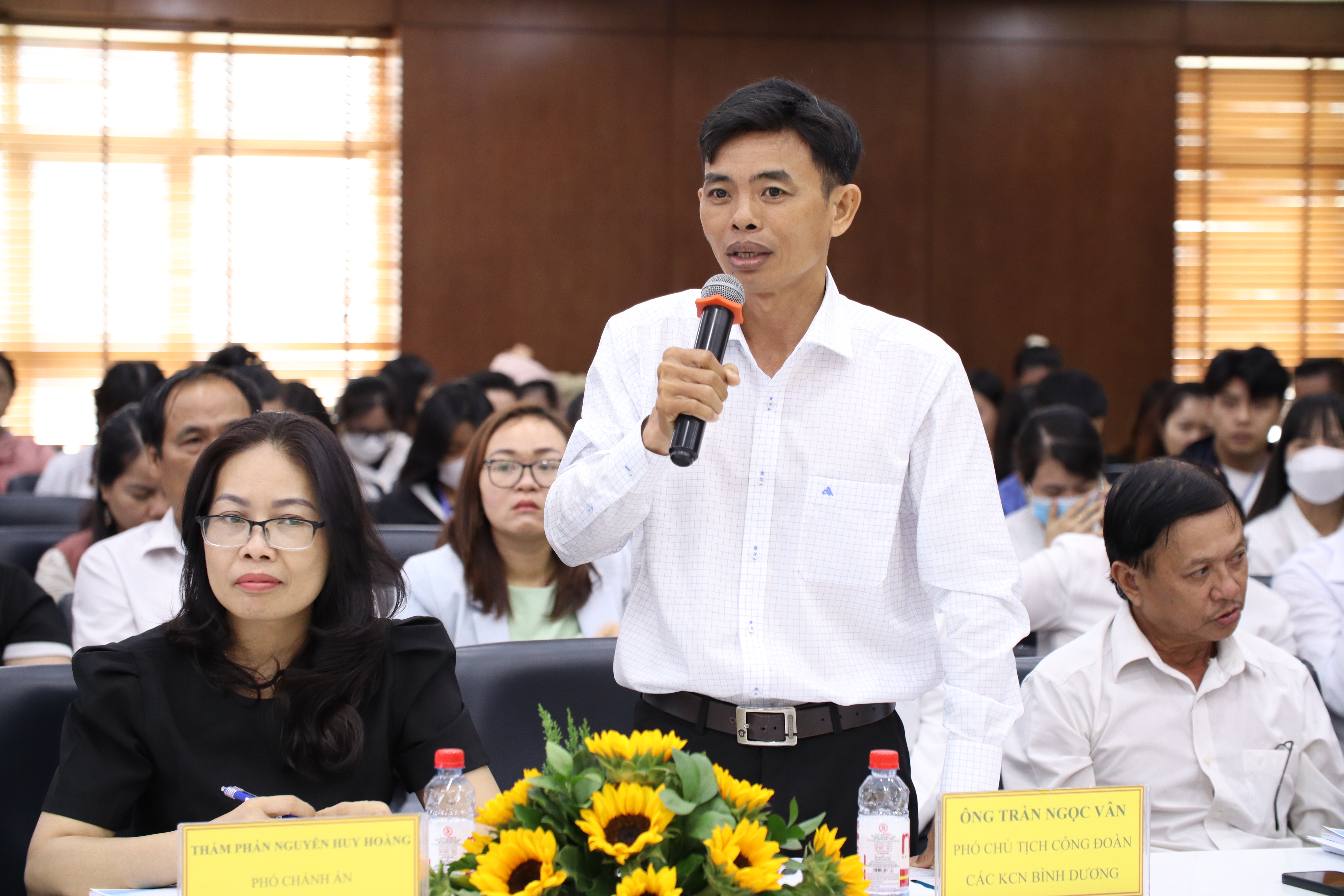 Các quý đại biểu tham dự tích cực đưa ra các ý kiến nhằm đóng góp xây dựng Dự thảo Luật Bảo hiểm xã hội (sửa đổi) trở nên phù hợp và hoàn thiện