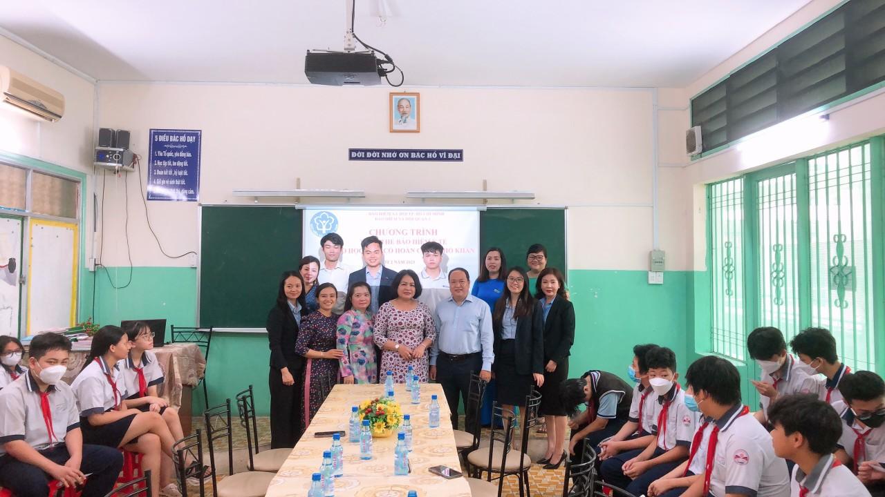 cong ty nhan kiet trao the bao hiem y te cho hoc sinh