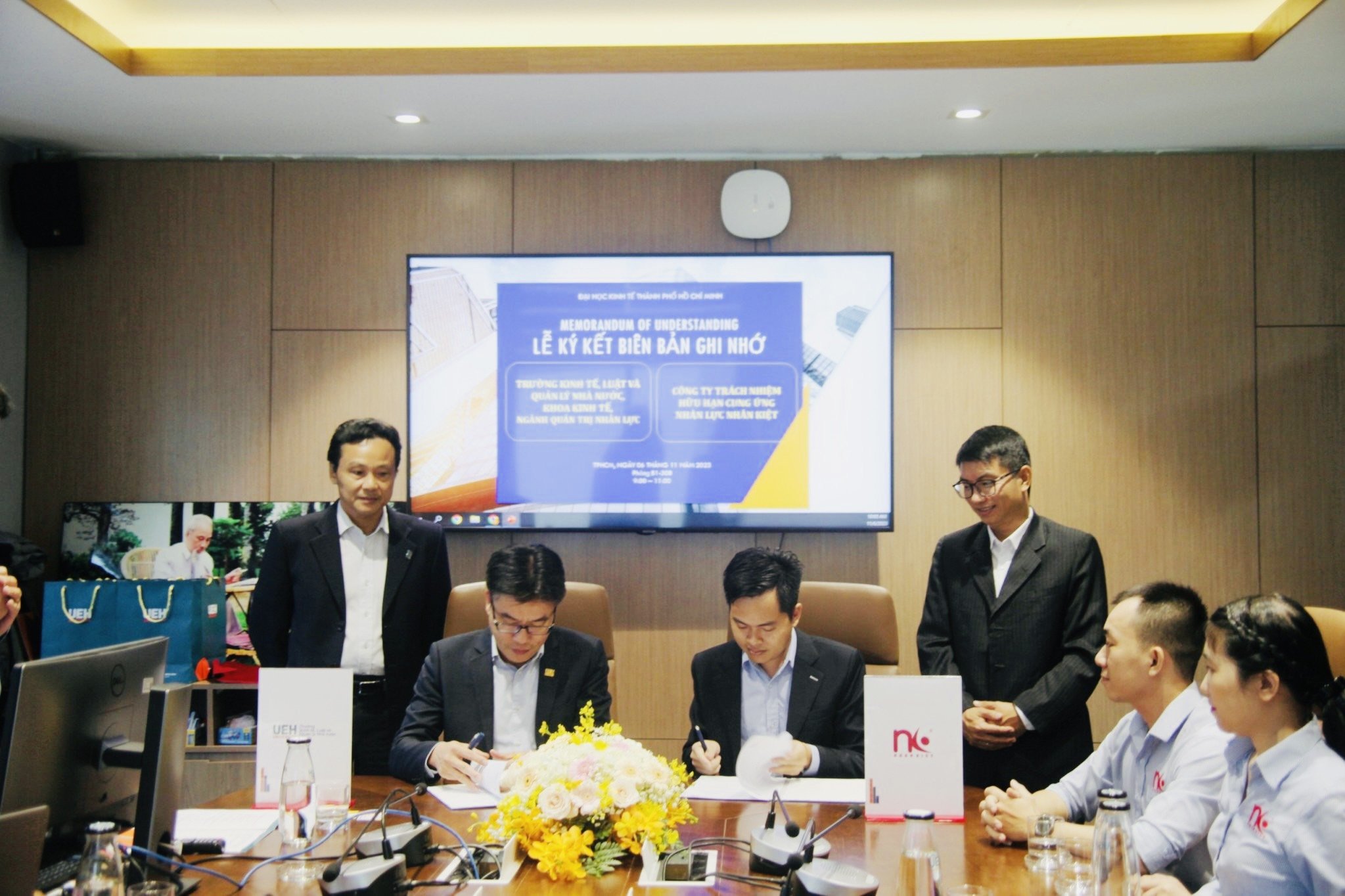 CÔNG TY TNHH CUNG ỨNG NHÂN LỰC NHÂN KIỆT KÝ KẾT BIÊN BẢN GHI NHỚ HỢP TÁC VỚI TRƯỜNG KINH TẾ, LUẬT VÀ QUẢN LÝ NHÀ NƯỚC UEH (UEH - CELG)