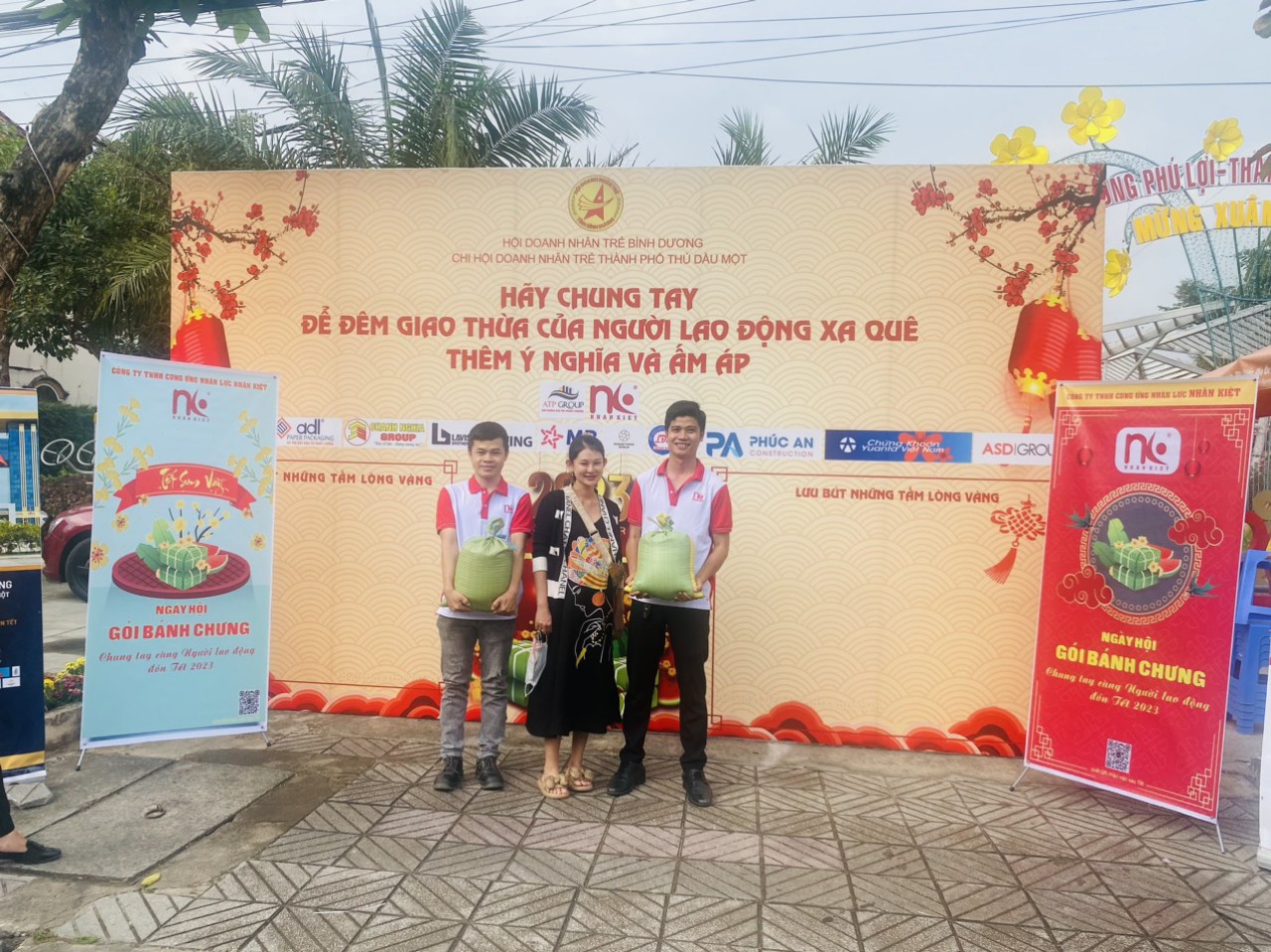 NGÀY HỘI GÓI BÁNH CHƯNG_ CHUNG TAY VÌ NGƯỜI LAO ĐỘNG XA QUÊ ĐÓN TẾT