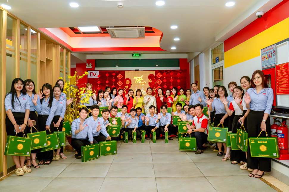 NHÂN KIỆT TRAO QUÀ TẾT - TIẾP SỨC TINH THẦN CHO CÁN BỘ NHÂN VIÊN TRƯỚC THỀM NĂM MỚI